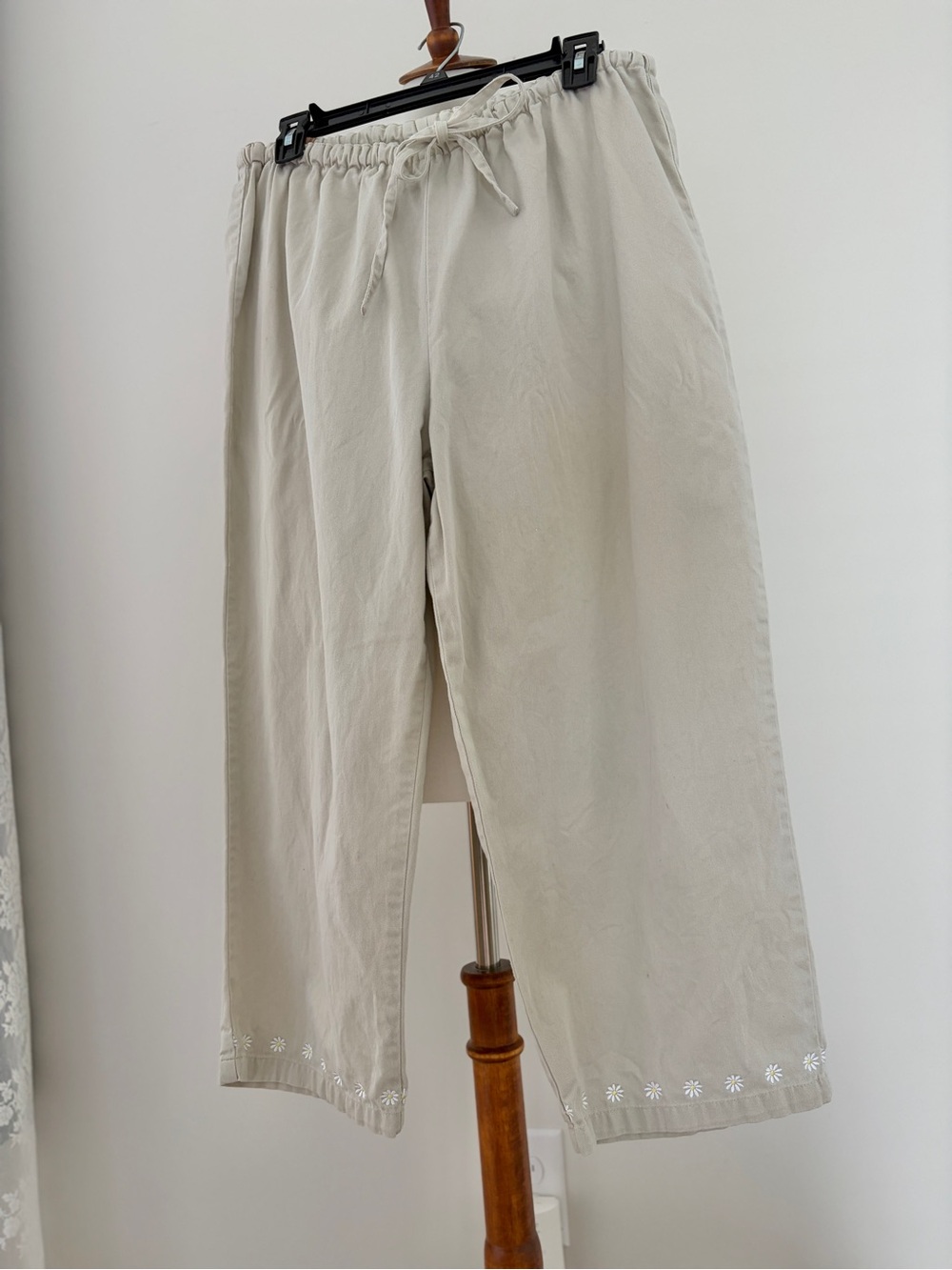 Y2K Daisy Embroidered Capri Pants